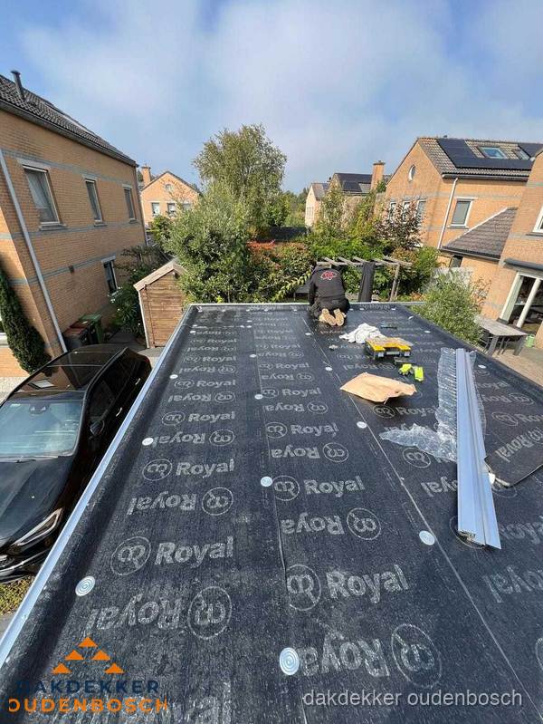 Nieuwe Royal bitumen dakbedekking op plat dak van aanbouw in Oudenbosch Nieuwe Royal bitumen dakbedekking op plat dak van aanbouw in Oudenbosch