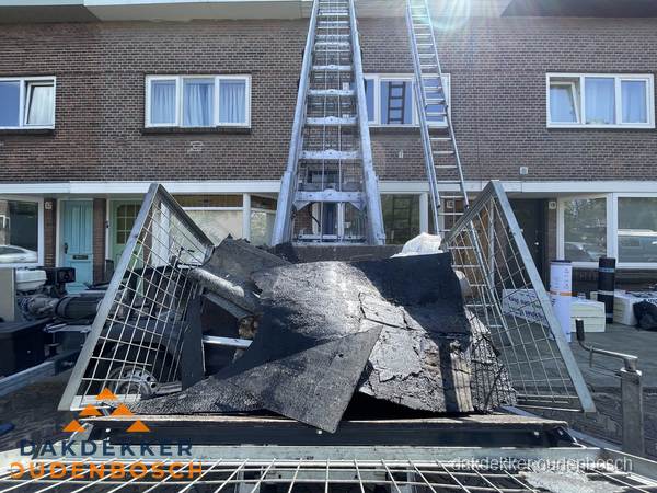 Kosten dakreparatie: dakschade aan flatgebouw in Oudenbosch Kosten dakreparatie: dakschade aan flatgebouw in Oudenbosch