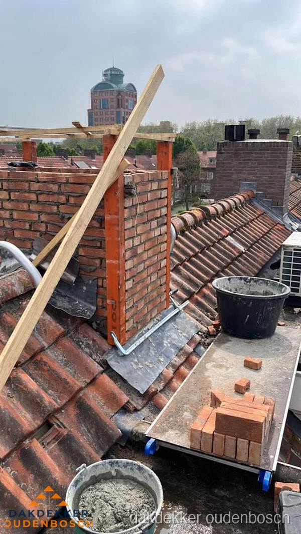 Schoorsteen renovatie met metselwerk op schuin dak in Oudenbosch Schoorsteen renovatie met metselwerk op schuin dak in Oudenbosch