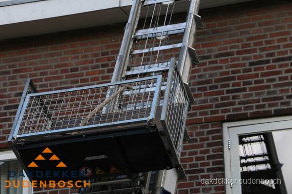 Ladderlift met dakpannen voor dakpan reparatie in Oudenbosch Ladderlift met dakpannen voor dakpan reparatie in Oudenbosch