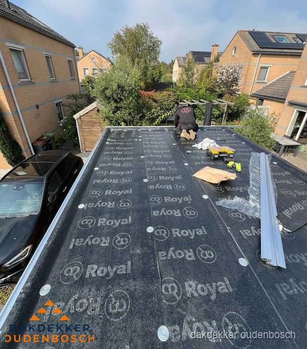 Dakdekker aan het werk op plat dak renovatie in Oudenbosch
