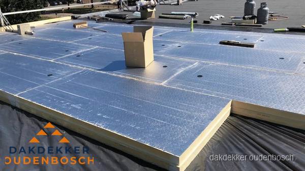 PIR isolatieplaten worden gelegd op plat dak voor dakisolatie in Oudenbosch PIR isolatieplaten worden gelegd op plat dak voor dakisolatie in Oudenbosch