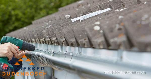 Dakgoot repareren met accuboormachine in Oudenbosch Dakgoot repareren met accuboormachine in Oudenbosch