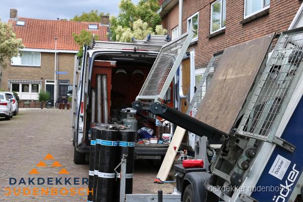 Dakdekkersbusje met materiaal en ladderlift voor dakpannen vervangen in Oudenbosch Dakdekkersbusje met materiaal en ladderlift voor dakpannen vervangen in Oudenbosch