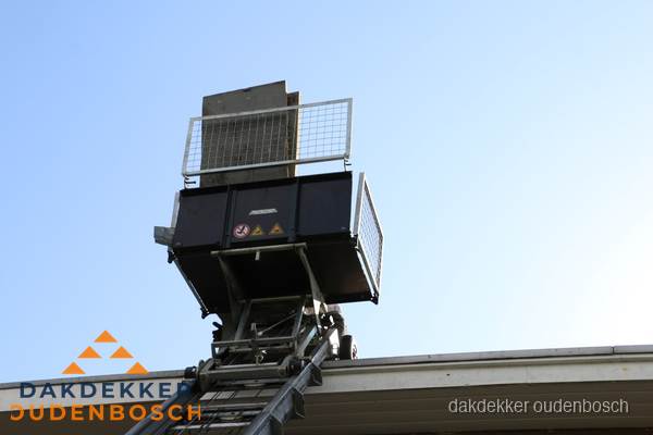 Dakdekkerslift voor materiaal transport bij dakwerkzaamheden in Oudenbosch Dakdekkerslift voor materiaal transport bij dakwerkzaamheden in Oudenbosch