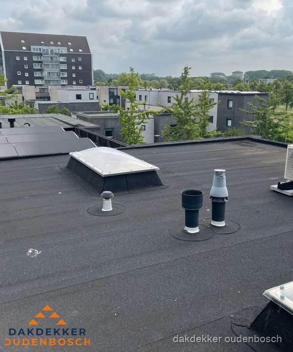 Groot plat dak met lichtkoepel en dakdoorvoeren in Oudenbosch Groot plat dak met lichtkoepel en dakdoorvoeren in Oudenbosch
