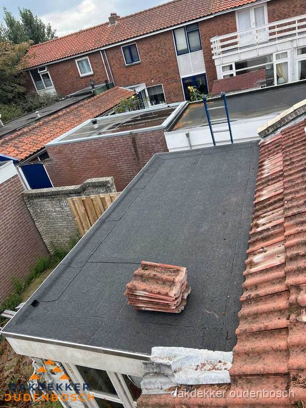 Plat dak aanbouw met bitumen naast schuin pannendak in Oudenbosch Plat dak aanbouw met bitumen naast schuin pannendak in Oudenbosch