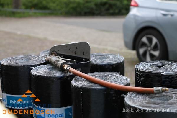 Rollen bitumen dakbedekking EshaGum klaar voor installatie in Oudenbosch Rollen bitumen dakbedekking EshaGum klaar voor installatie in Oudenbosch