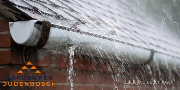 Lekkende dakgoot tijdens regenval in Oudenbosch Lekkende dakgoot tijdens regenval in Oudenbosch