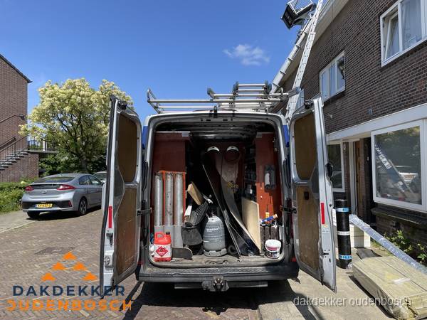 Spoed dakdekker bus met gereedschap en ladder bij woning in Oudenbosch Spoed dakdekker bus met gereedschap en ladder bij woning in Oudenbosch