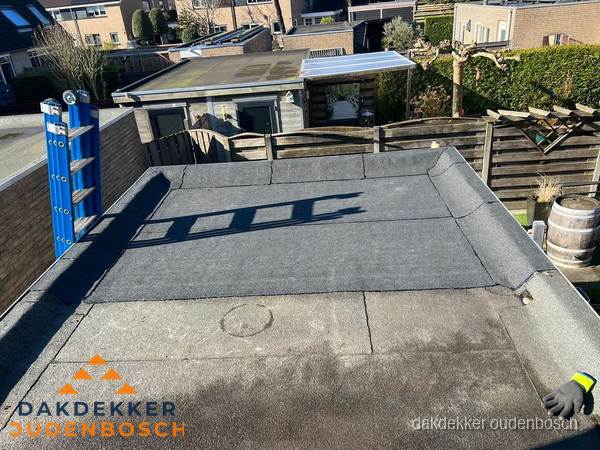 Dakdekker bij bitumen plat dak renovatie in Oudenbosch Dakdekker bij bitumen plat dak renovatie in Oudenbosch