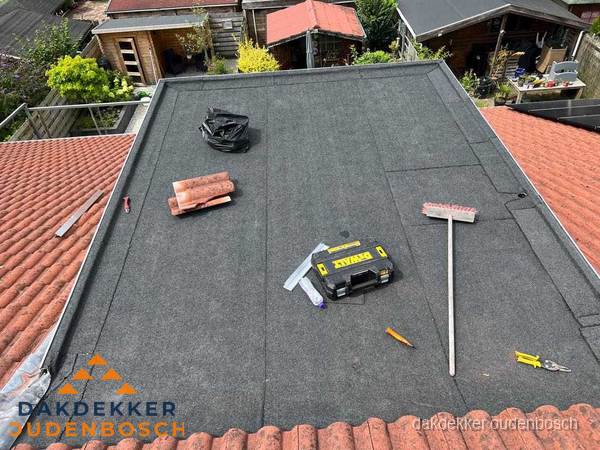 Nieuw plat dak met bitumen dakbedekking in Oudenbosch Nieuw plat dak met bitumen dakbedekking in Oudenbosch