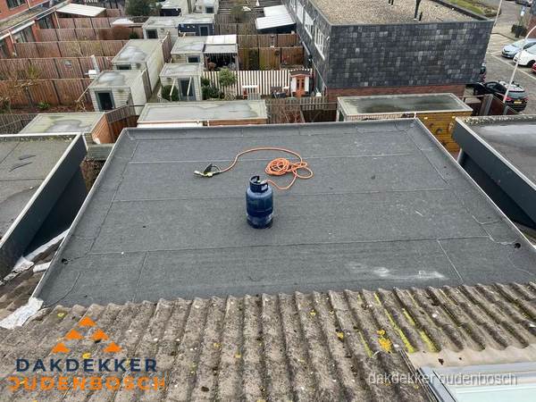 Plat dak met nieuwe bitumen dakbedekking en brandgereedschap in Oudenbosch Plat dak met nieuwe bitumen dakbedekking en brandgereedschap in Oudenbosch