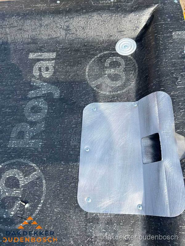 Dakgoot aansluiting op bitumen dak in Oudenbosch Dakgoot aansluiting op bitumen dak in Oudenbosch