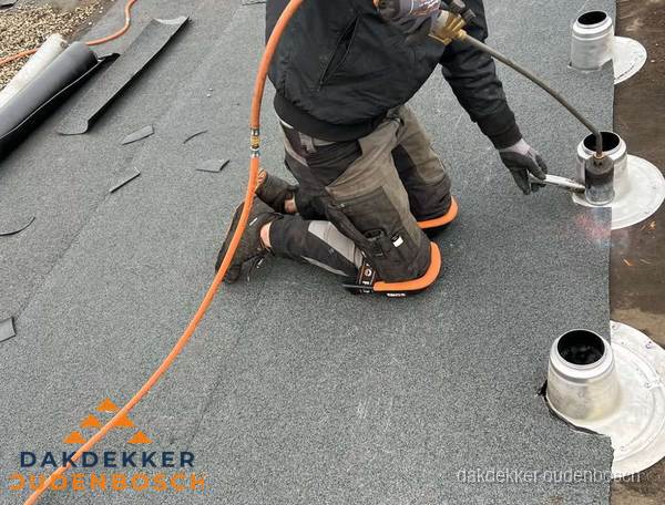 Dakdekker repareert bitumen dakleer bij dakdoorvoer in Oudenbosch Dakdekker repareert bitumen dakleer bij dakdoorvoer in Oudenbosch